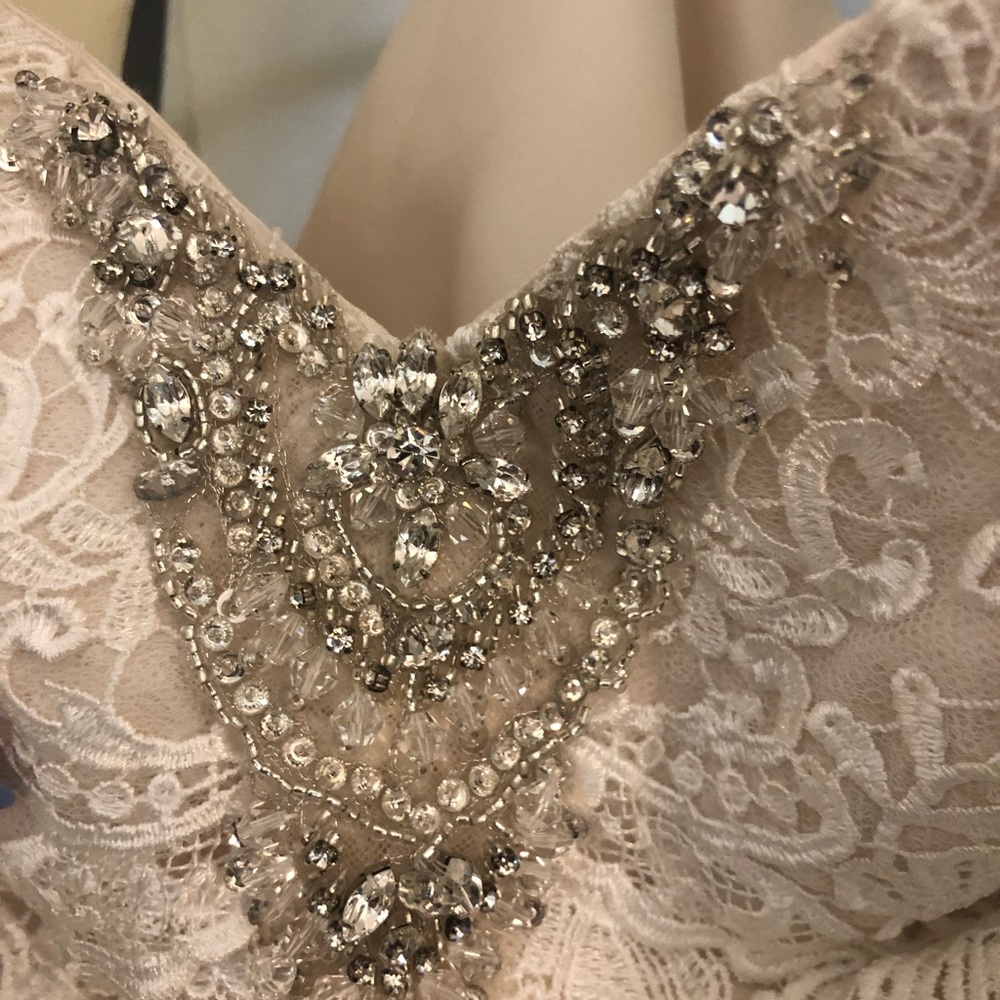 Brand new wedding gown - Picture 3 of 8